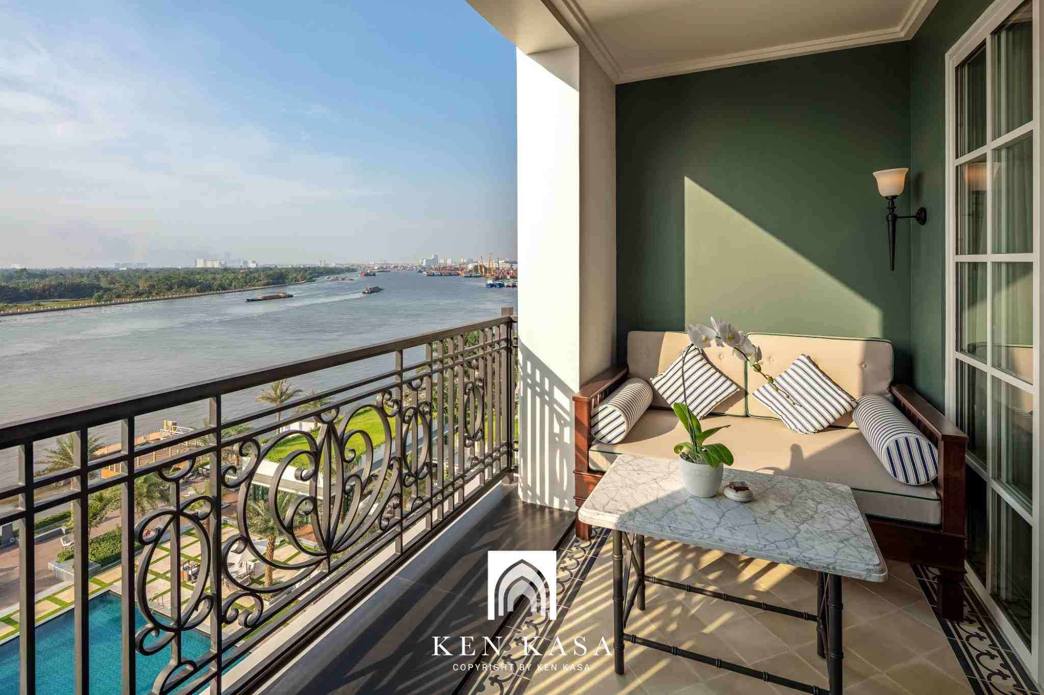 Ban c&ocirc;ng ph&ograve;ng deluxe 